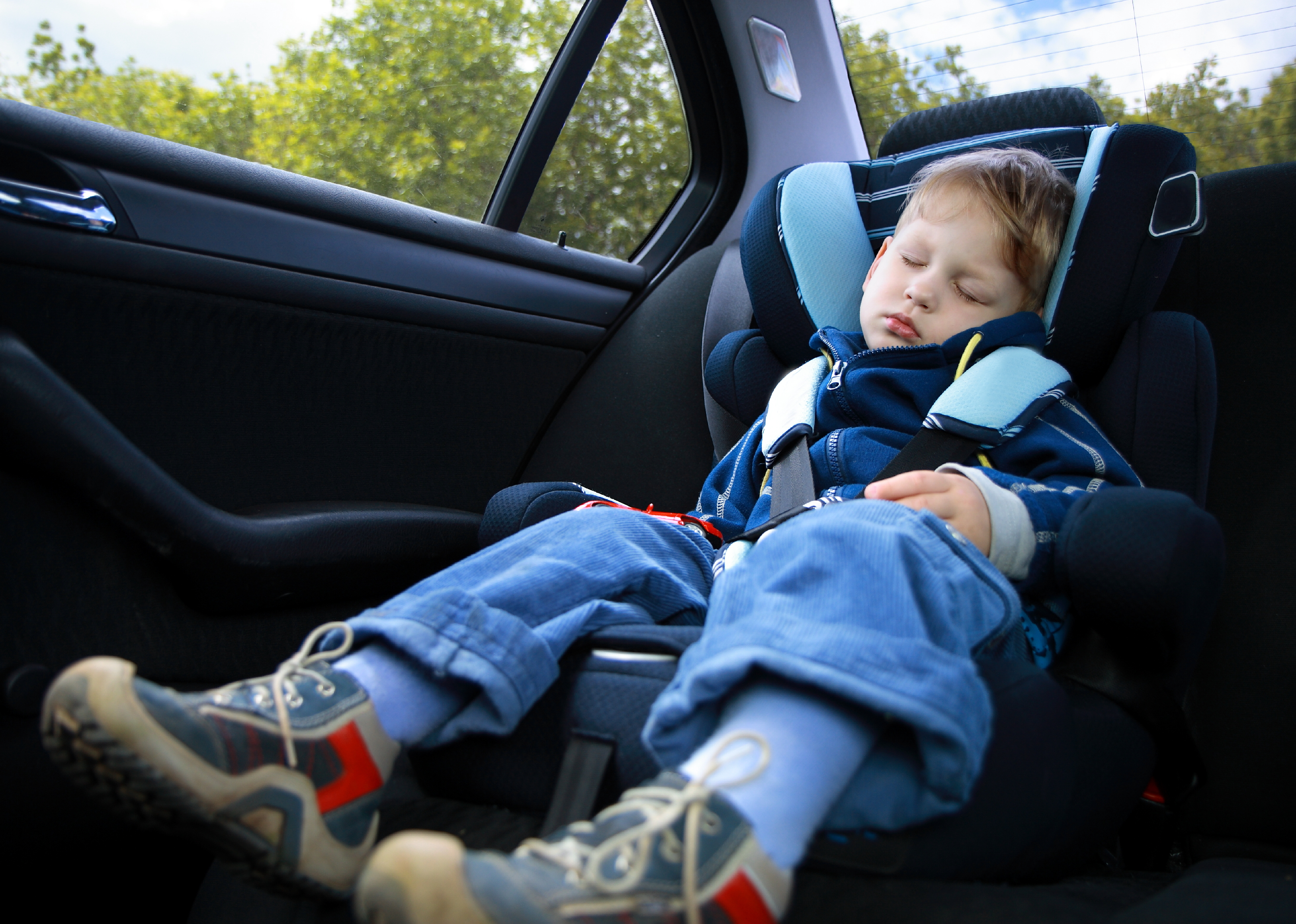 Кресло безопасности в машине. Ребенок в автокресле. Детское кресло для малышей. Маленькие дети в автокресле. Машина для детей.